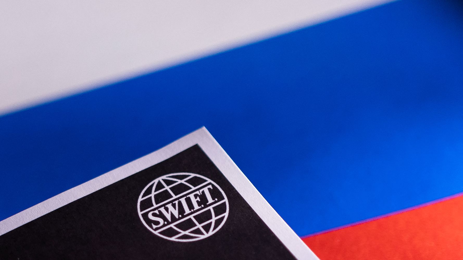 Η Ρωσία κόβει τους τραπεζικούς δεσμούς με την Δύση: Αποσυνδέει εντελώς το SWIFT από τον τραπεζικό της τομέα