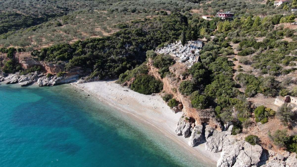 Η καταγάλανη παραλία μια «ανάσα» από το Ναύπλιο με το… μακάβριο όνομα που θα σας εντυπωσιάσει