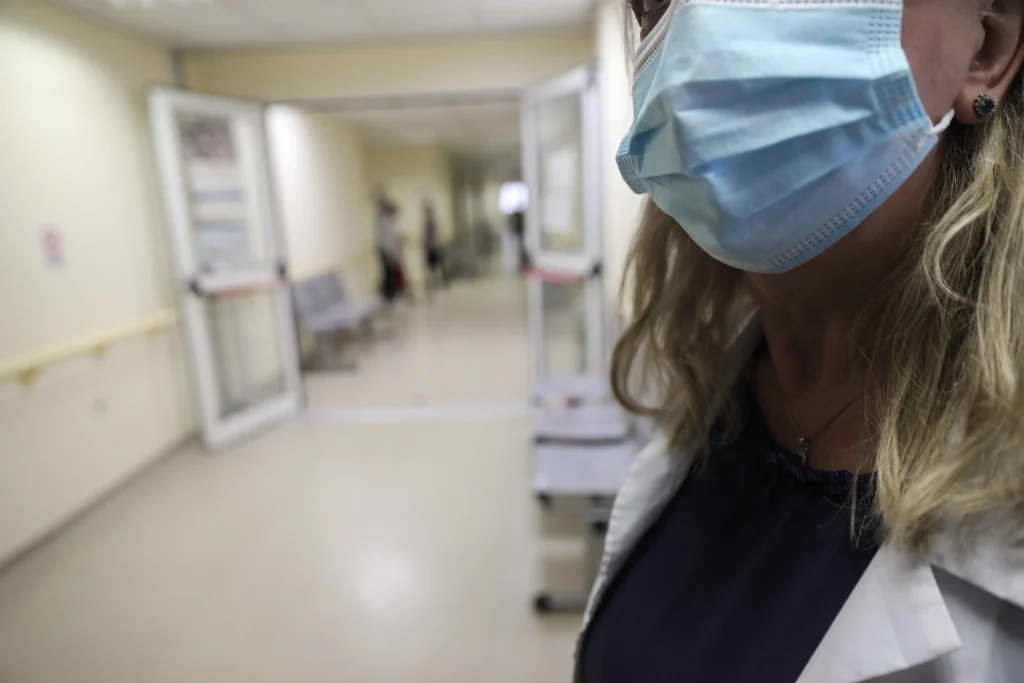 Πάτρα: Γυναίκα έγδαρε με τα νύχια της νοσηλεύτρια στα επείγοντα του νοσοκομείου
