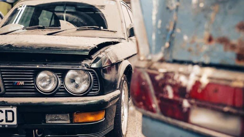 Απίστευτη ανακάλυψη: Σπάνια αυτοκίνητα βρέθηκαν παρατημένα σε αγρόκτημα (βίντεο)