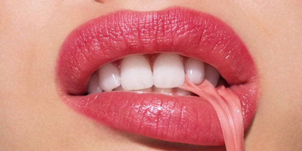 Μασάτε συχνά τσίχλα; – Οι έξι συνήθειες που αλλοιώνουν την ομορφιά και προκαλούν ρυτίδες