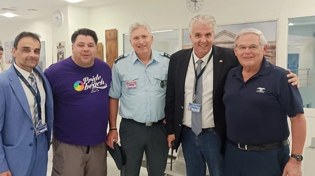 Ο πρεσβευτής των ΗΠΑ διαφημίζει LGBTQ+ και Pride δίπλα σε Έλληνες αξιωματικούς και αξιωματούχους…