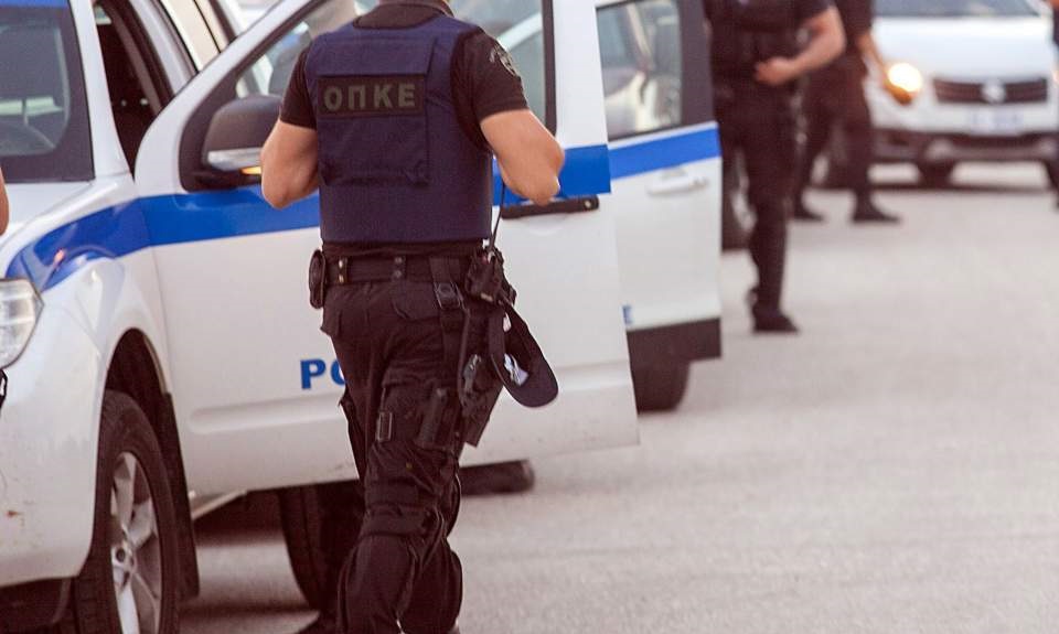 Θεσσαλονίκη: 40χρονος μετέφερε παράνομα αλλοδαπούς και ανέπτυξε ταχύτητα για να διαφύγει