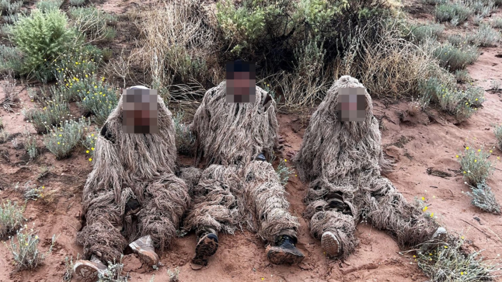 Παράνομοι μετανάστες ντύθηκαν… θάμνοι για να περάσουν στην έρημο του Νέου Μεξικού