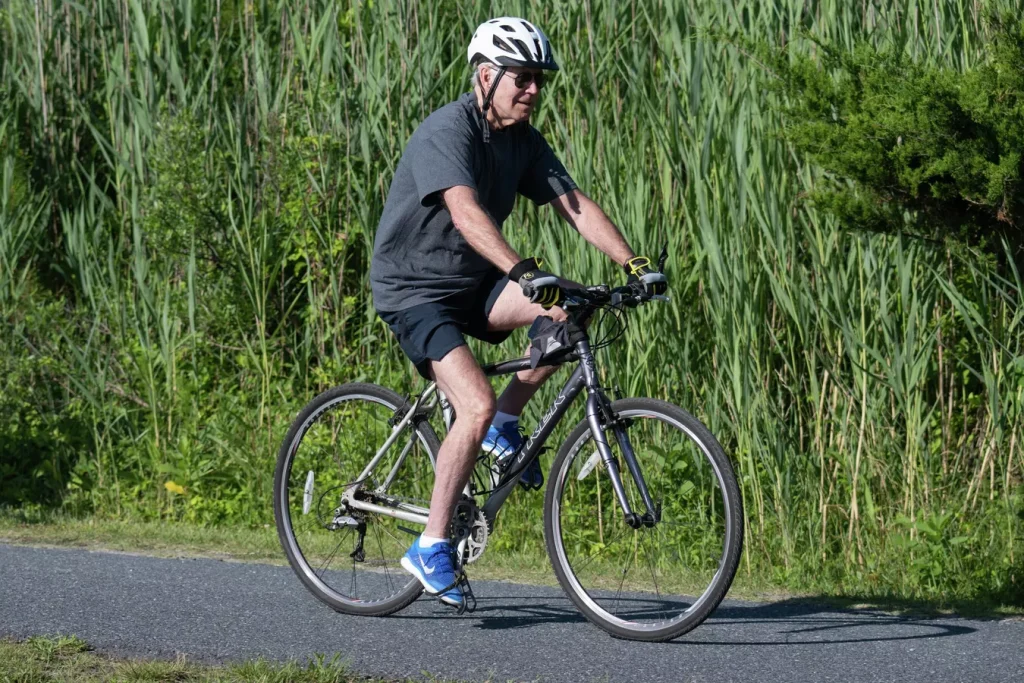 Τζο Μπάιντεν: Πήρε το ποδήλατο του και έκανε μία βόλτα στη θάλασσα – Δεν ξέχασε να χαιρετήσει τους λουόμενους