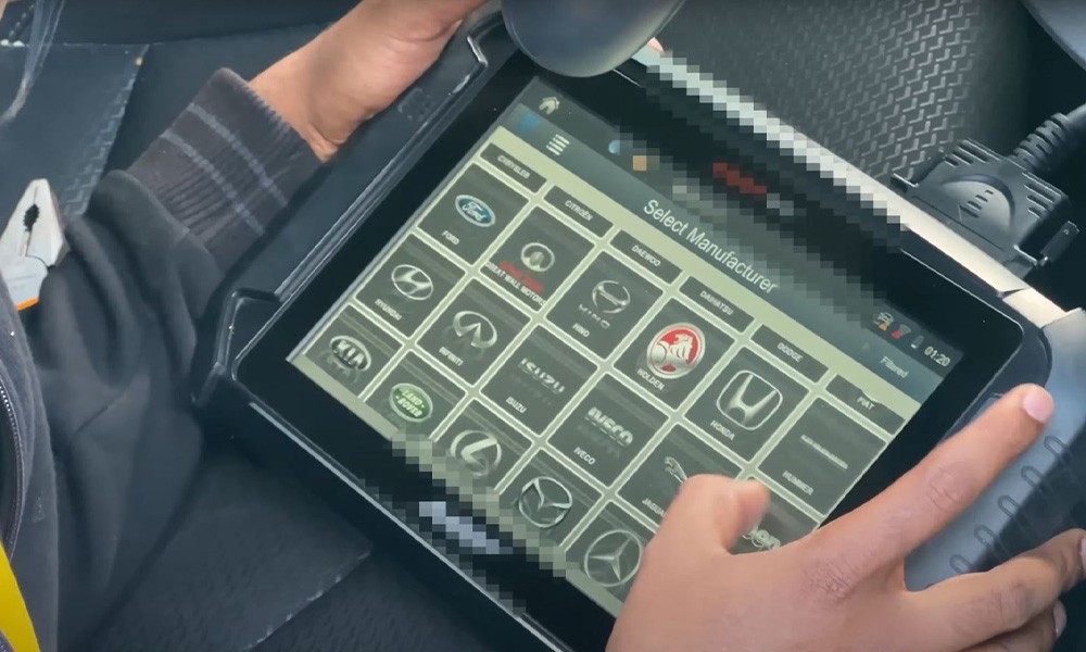 Απίστευτο: Αυτός είναι ο νέος τρόπος που κλέβουν αυτοκίνητα – Μπορούν να το κάνουν μέσα σε 1 λεπτό (βίντεο)