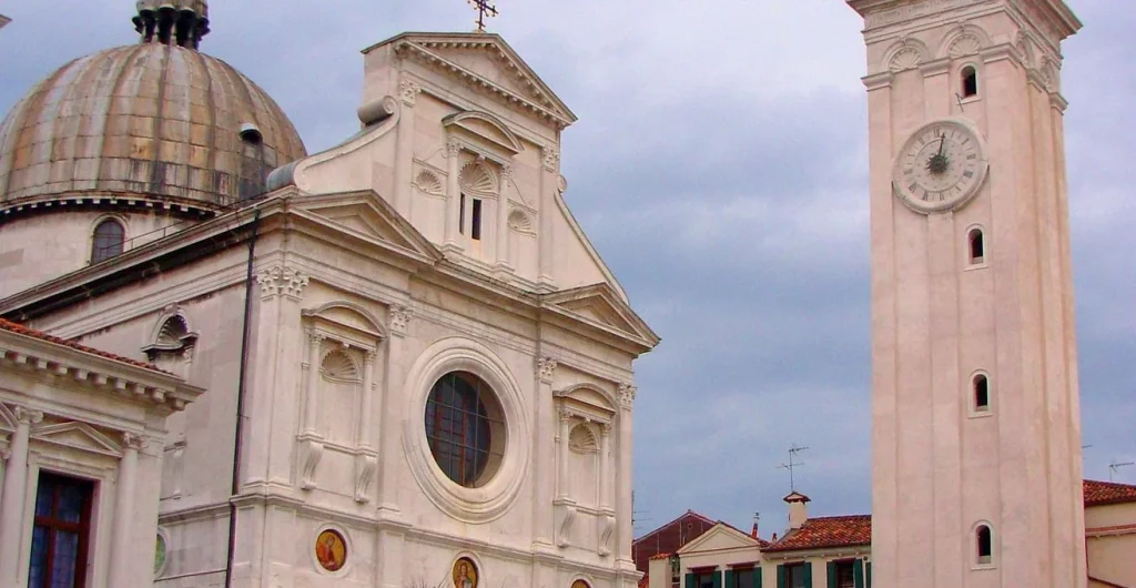 Βενετία: Το μοναδικό ελληνορθόδοξο μνημείο γέρνει σαν… τον Πύργο της Πίζας (φωτο)