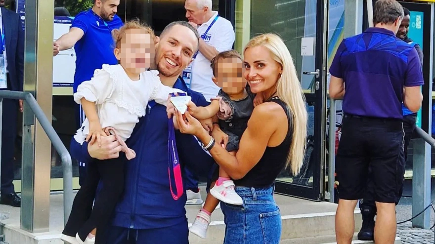 Λευτέρης Πετρούνιας: Φωτογραφίζεται με τη σύζυγο και τις κόρες του μετά το 6ο χρυσό