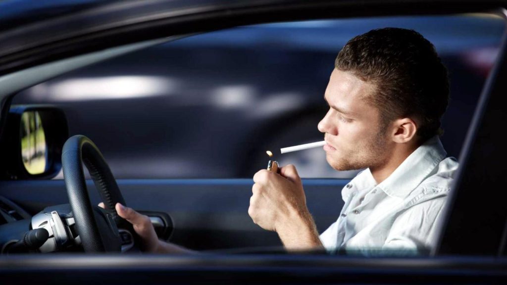 Το τέλος του καπνίσματος στο αυτοκίνητο το καλοκαίρι είναι η λύση για τις φωτιές