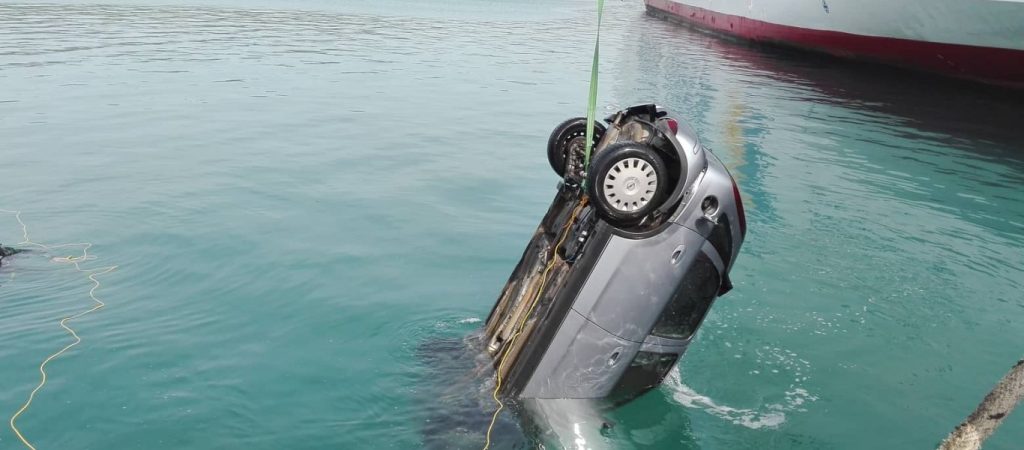 Πρέβεζα: Αυτοκίνητο έπεσε στη θάλασσα – Σώος ο οδηγός (βίντεο)