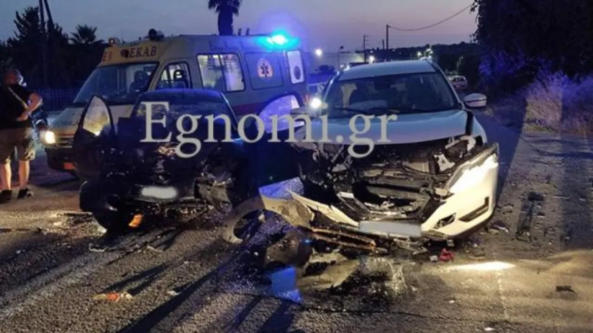 Χαλκίδα: Μετωπική σύγκρουση αυτοκινήτων – Τρεις τραυματίες