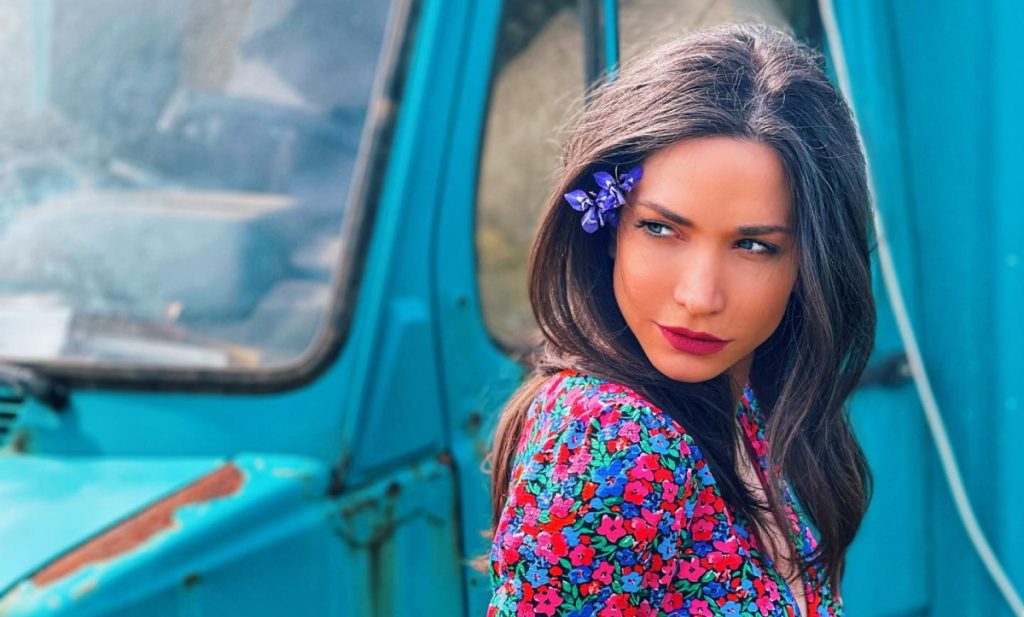 H Κατερίνα Γερονικολού φορά το μαγιό της και γίνεται… μούσκεμα (βίντεο)