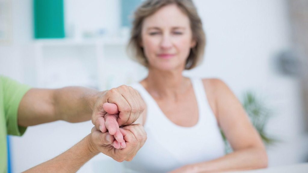 Οι διάφοροι λόγοι που μπορεί να τρέμουν τα χέρια