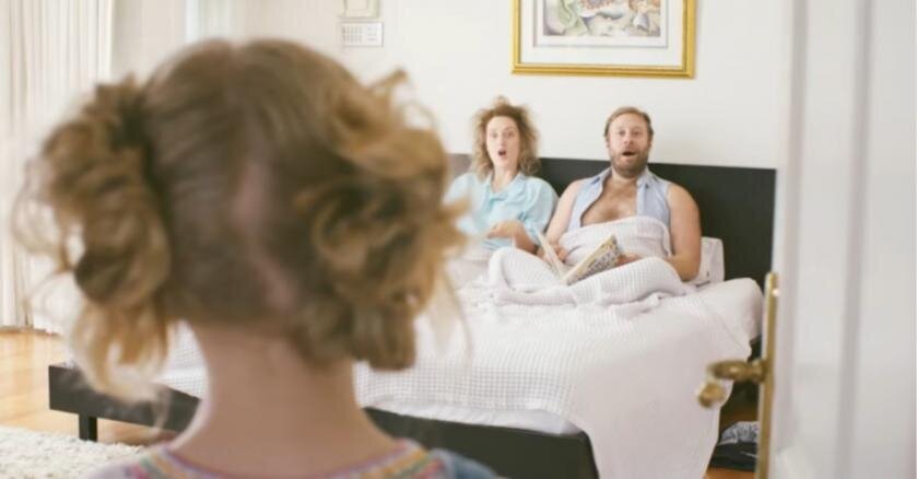 Αυτή πρέπει να είναι η αντίδρασή μας αν το παιδί μας «πιάσει» να κάνουμε sex