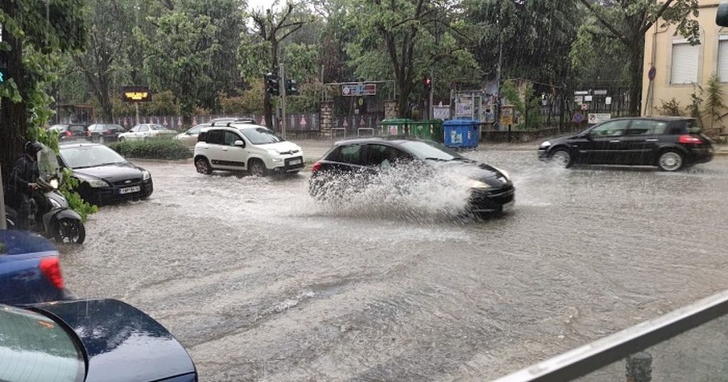Ισχυρό μπουρίνι στα Ιωάννινα: Δέντρο καταπλάκωσε αυτοκίνητο στην Καραβατιά