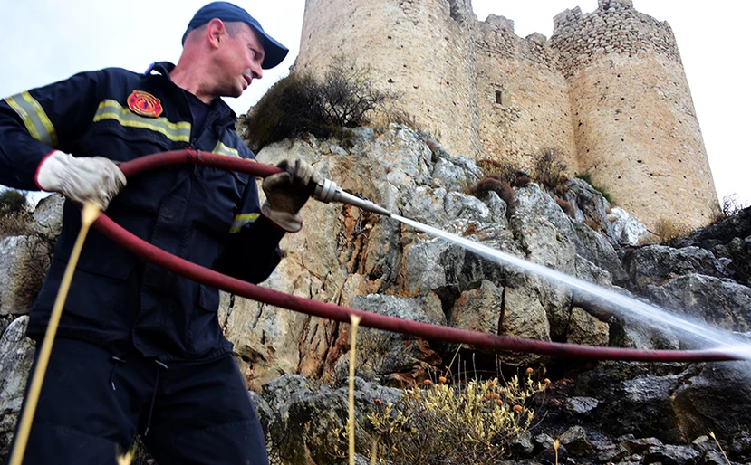 Φωτιά στην Αργολίδα: Ξέσπασε από άγνωστο λόγο στο κάστρο του Άργους (φωτό)