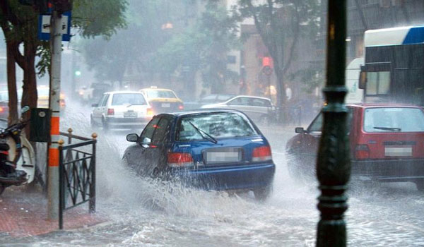 Σφοδρές καταιγίδες και πλημμύρες στην Πτολεμαΐδα: Τοίχος έπεσε σε αυτοκίνητο