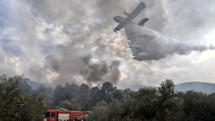 Φωτιά: Καλύτερη η εικόνα στην Αμαλιάδα – Σε ύφεση οι πυρκαγιές σε Κόρινθο και Κέρκυρα