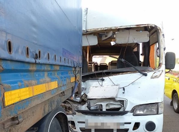 Ερέτρια – Σοβαρό τροχαίο: Συγκρούστηκαν μετωπικά φορτηγό με βανάκι
