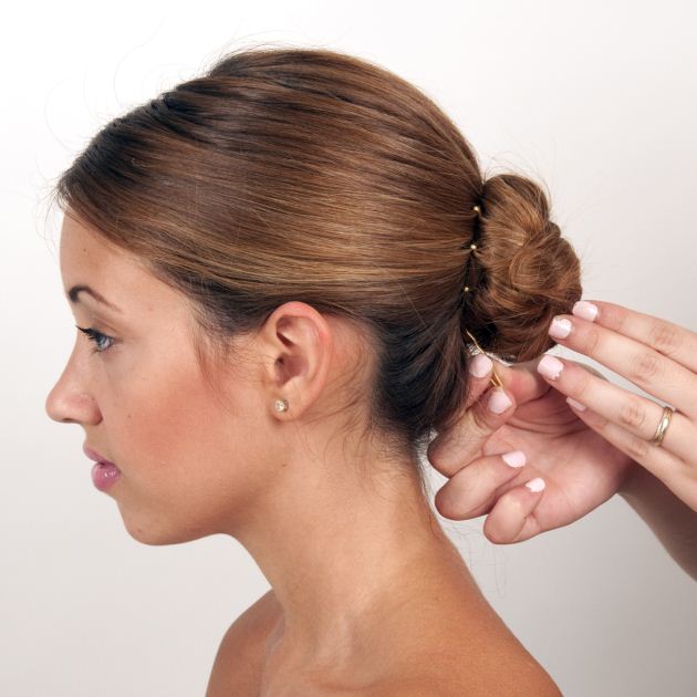 Πώς να κάνεις slick κότσο χωρίς να κάνεις κακό στα μαλλιά σου