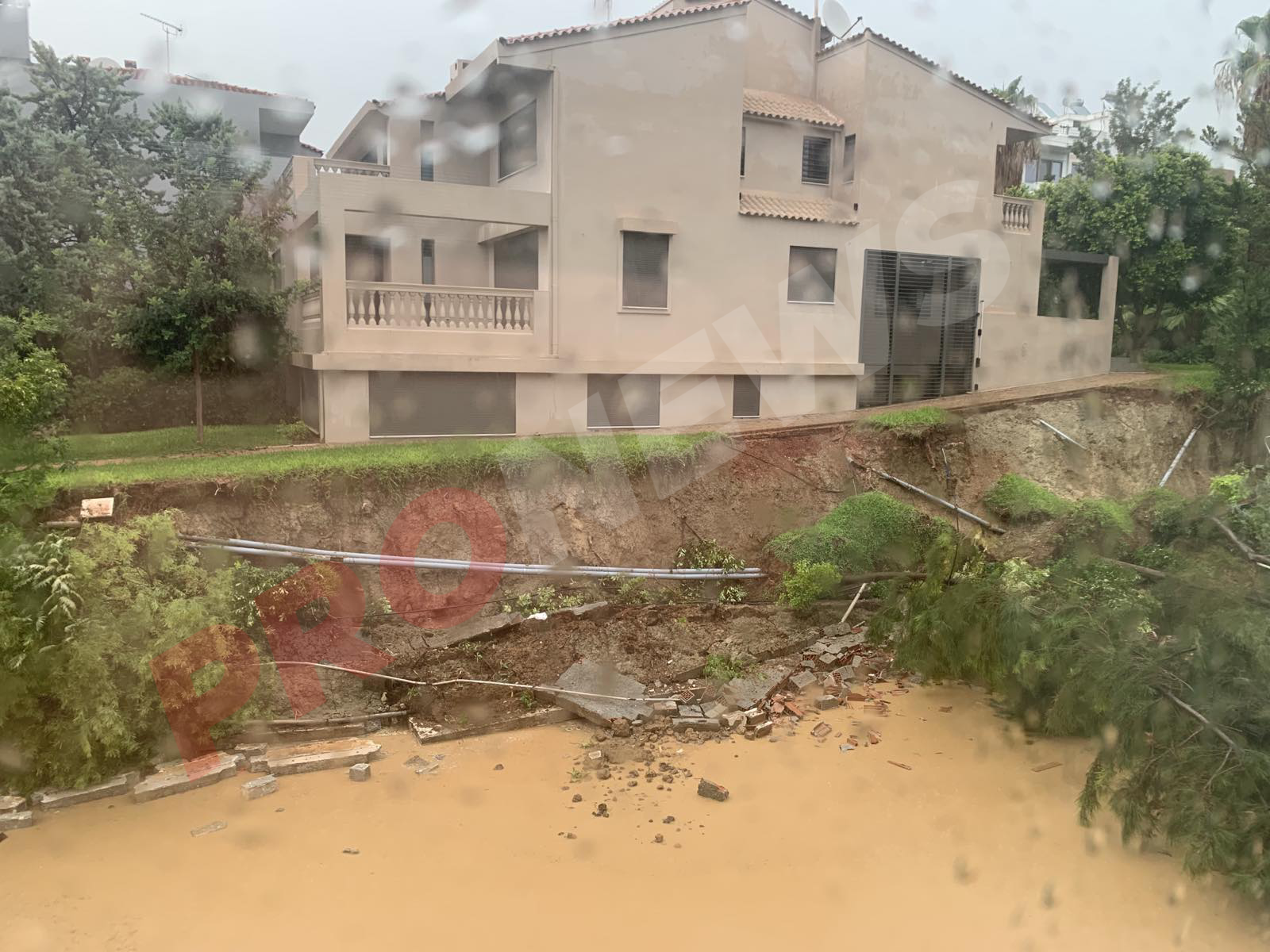 Η εκδίκηση των αρχαίων: Πήραν άδεια να κτίσουν επάνω σε αρχαίο τείχος και στην νεροποντή «έπνιξαν» τους γείτονες! (upd)