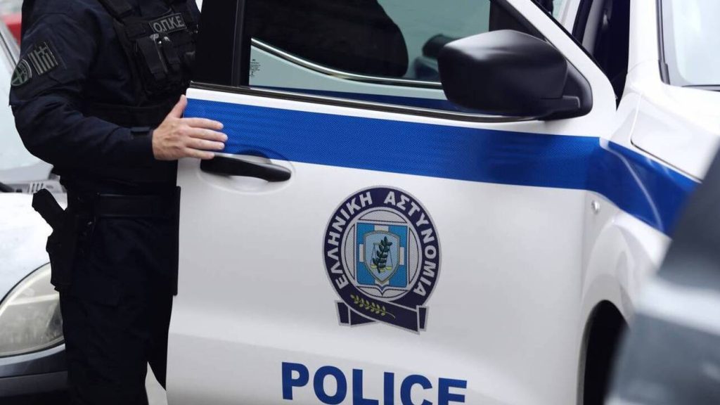 Θεσσαλονίκη: Δύο άτομα έκλεψαν χρηματοκιβώτιο από πολυκατοικία μπροστά στα μάτια των περαστικών (βίντεο)