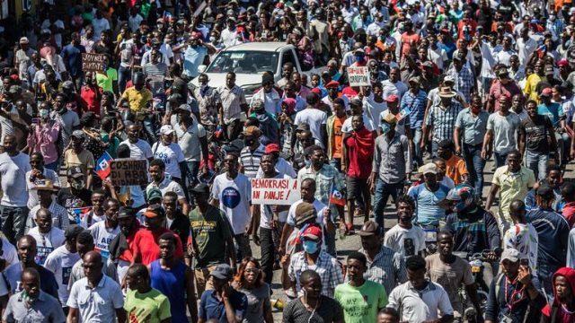 Χιλιάδες διαδηλωτές στην Αϊτή κατά της εγκληματικότητας και της ακρίβειας