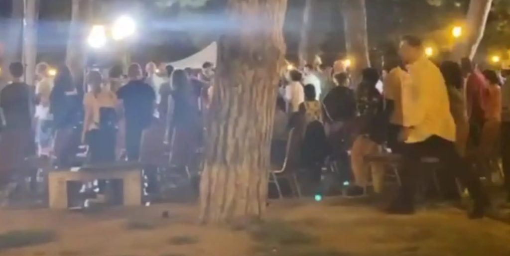 Θεσσαλονίκη: Έστησαν υπαίθρια «εκκλησία» στο κέντρο της πόλης και έκαναν… εξορκισμούς (βίντεο)