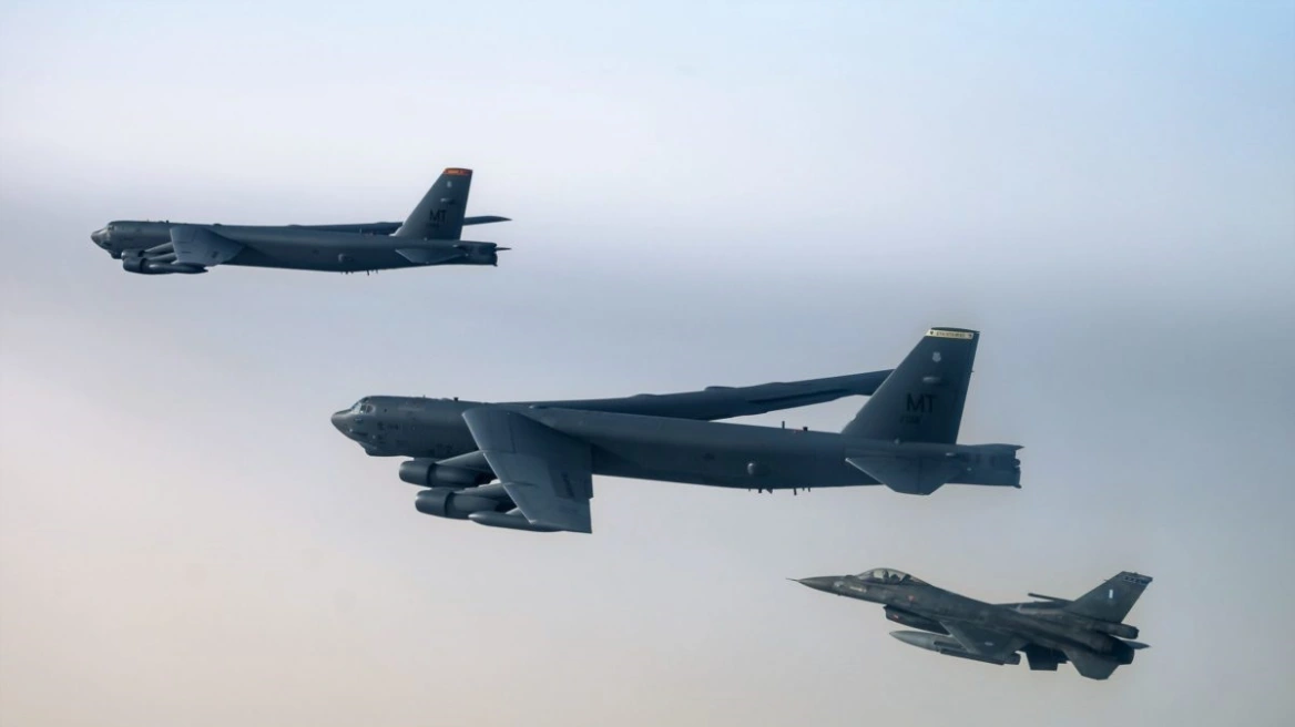 «Ψευδείς οι ισχυρισμοί της Άγκυρας» απαντά η Αθήνα: Τουρκικά μαχητικά παρενόχλησαν αμερικανικά Β-52