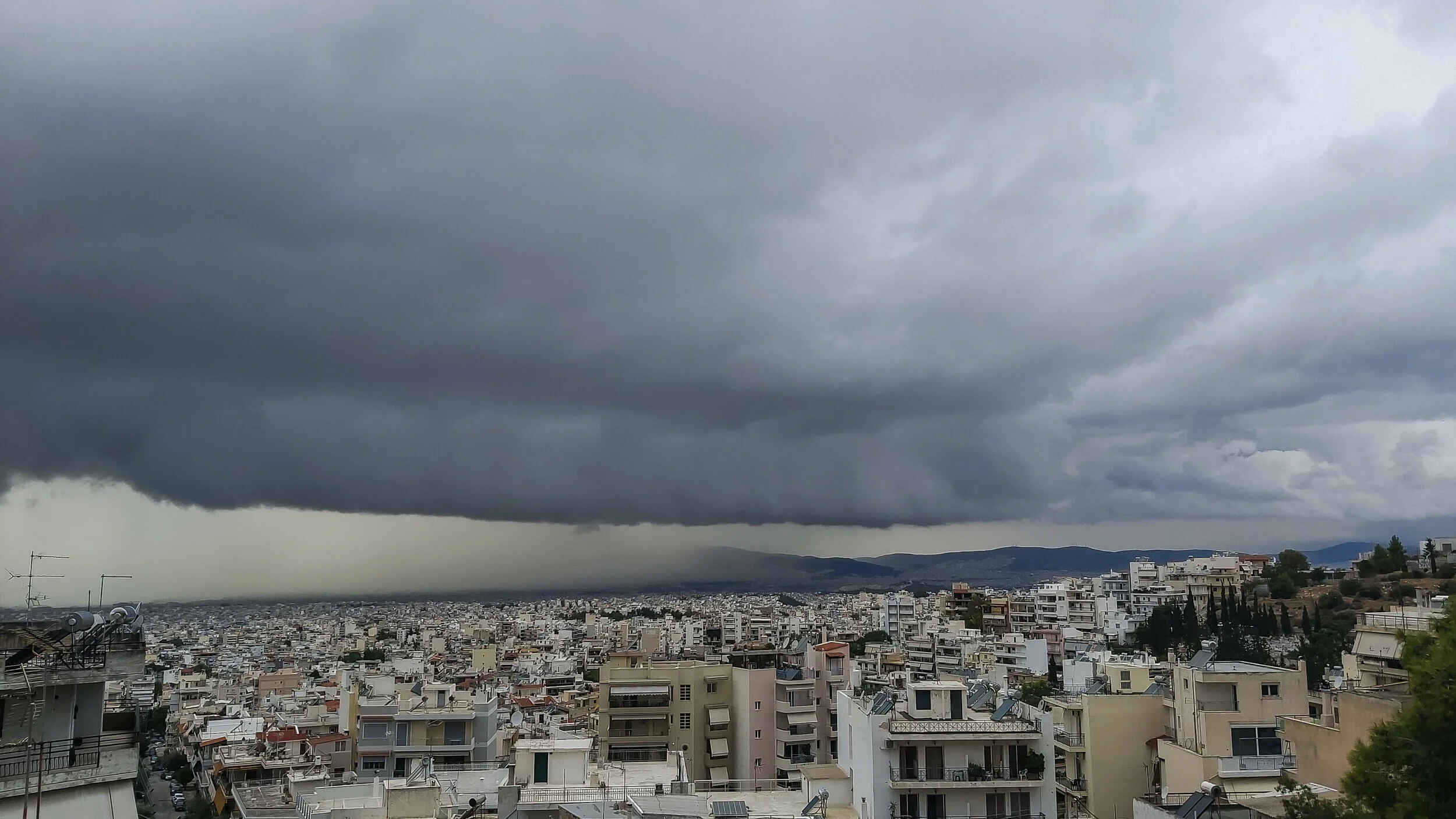 Kαταιγίδα αυτή την στιγμή στην Αθήνα – Που θα παρουσιαστούν έντονα φαινόμενα