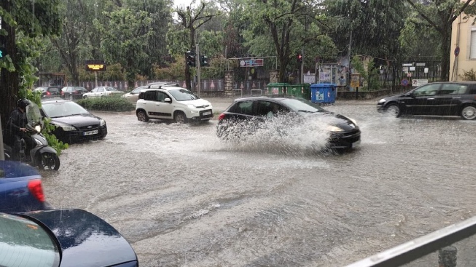 Καιρός: Σφοδρή καταιγίδα έπληξε την Πτολεμαΐδα – Καταιγίδα μετέτρεψε τους δρόμους σε «ποτάμια»