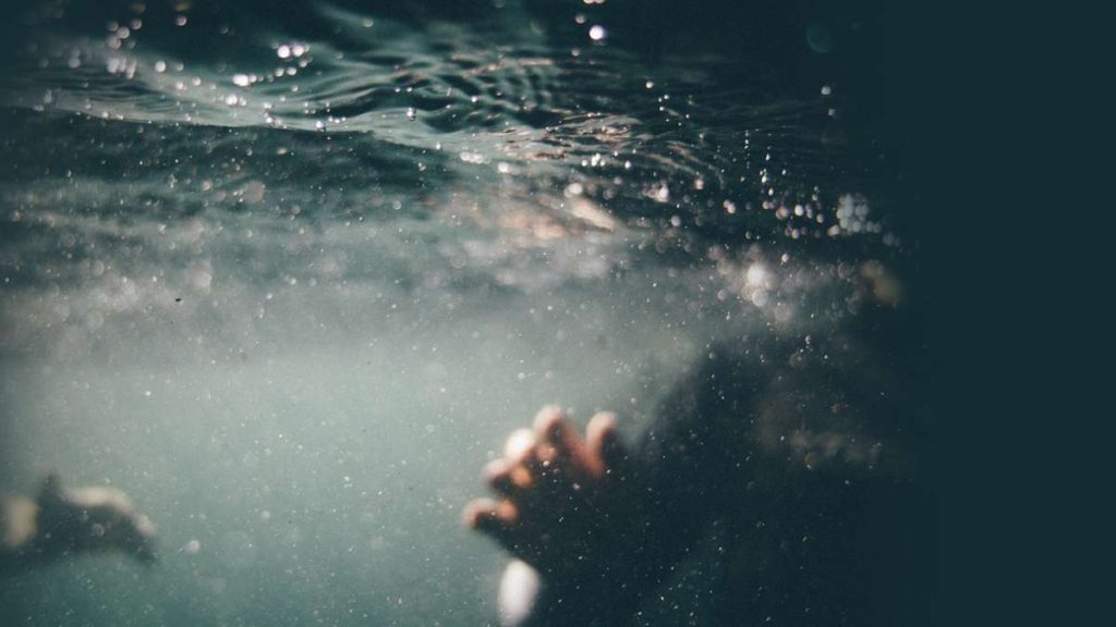 Τραγωδία στο Καλαμάκι Κορινθίας: «Δεν βούτηξα να τη σώσω επειδή έχω άσθμα» λέει ο πατέρας της άτυχης 6χρονης