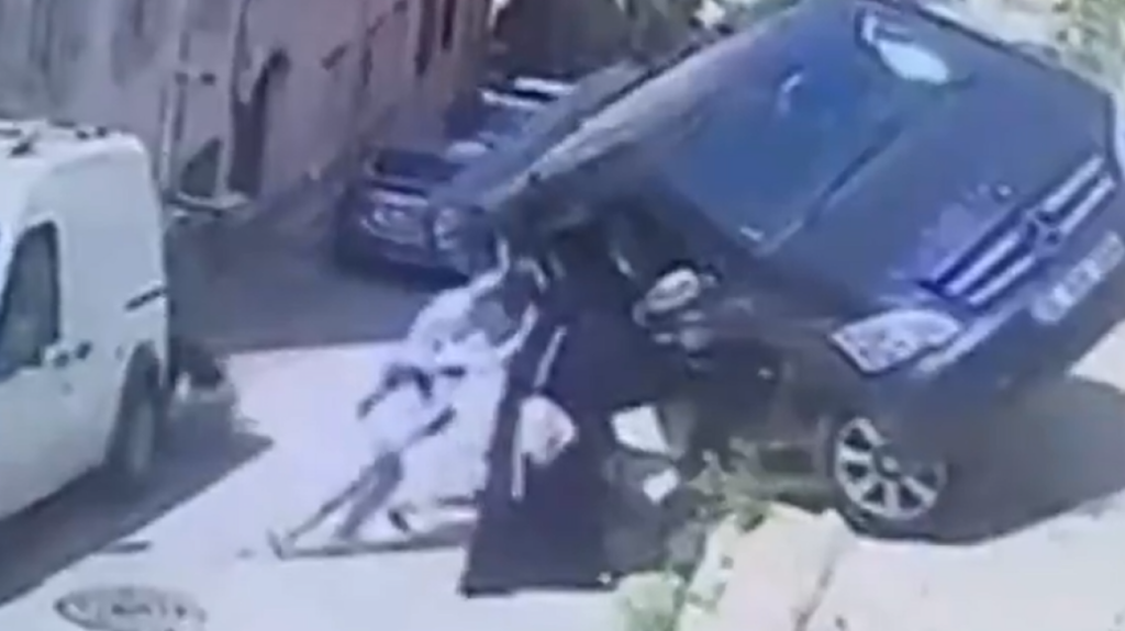 Τουρκία: Δύο γυναίκες κράτησαν μίνι-βαν που πήγε να αναποδογυρίσει πάνω τους (βίντεο)