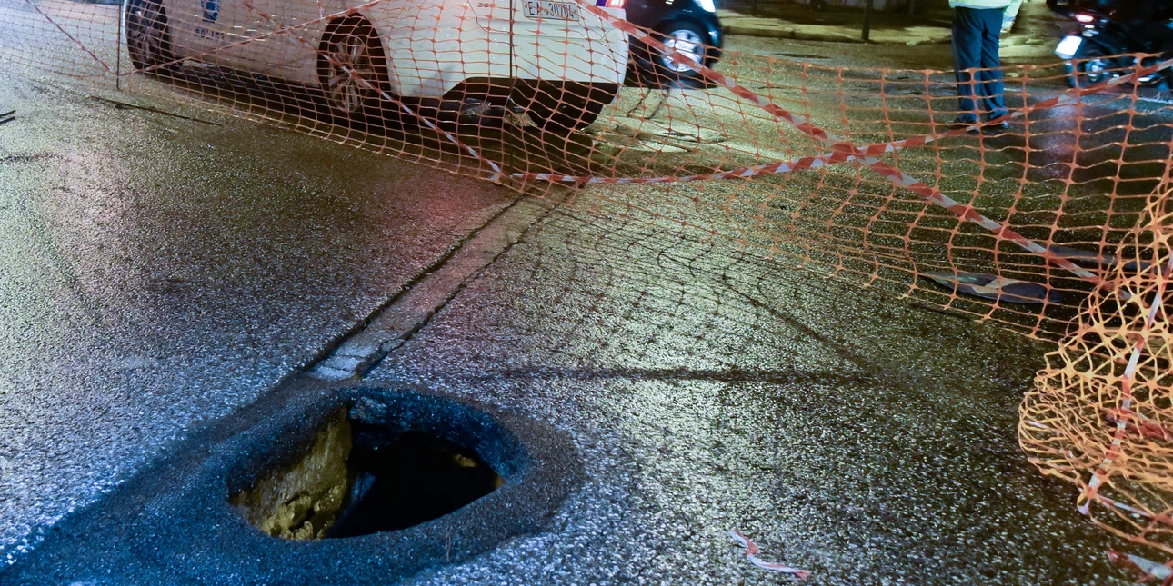 Η σφοδρή βροχόπτωση προκάλεσε καθίζηση οδοστρώματος στο Κερατσίνι -Εκτροπή κυκλοφορίας οχημάτων