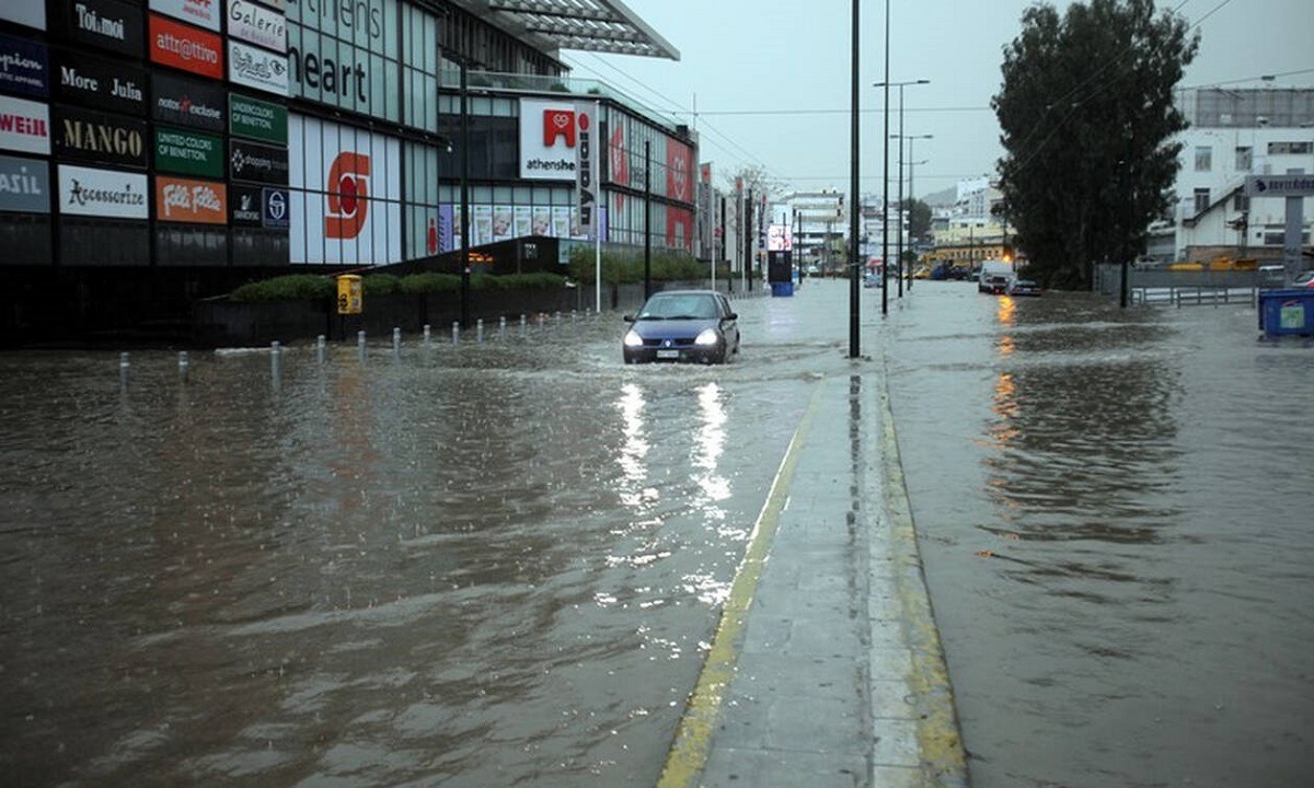 Αθήνα: Κλειστή η Πειραιώς λόγω της έντονης βροχόπτωσης