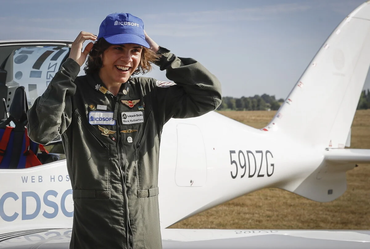 Έκανε τον γύρο του κόσμου μόνος του και είναι μόλις 17 ετών – Ο νεότερος πιλότος που κατέρριψε το ρεκόρ Γκίνες 