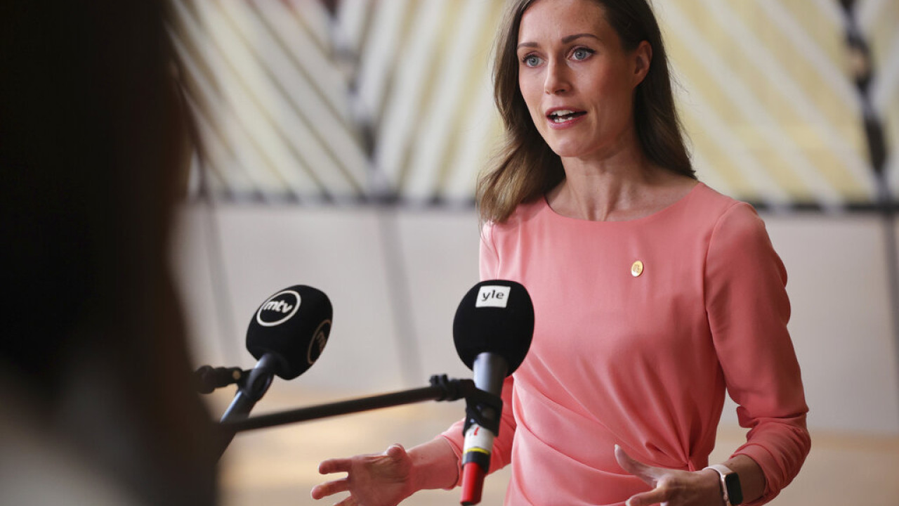 Η Σάνα Μαρίν δακρυσμένη διακαιολογείται για τα βίντεο – «Είμαι άνθρωπος, λαχταρώ τη χαρά, αυτή είναι η ζωή»