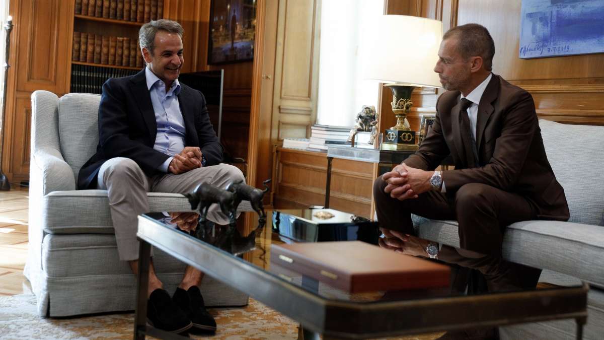 Συνάντηση του Κ.Μητσοτάκη με τον πρόεδρο της UEFA στο Μαξίμου