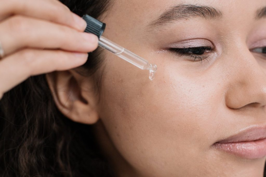 Ρετινόλη: Τι ακριβώς συμβαίνει στο δέρμα σου όταν την προσθέτεις στη ρουτίνα σου