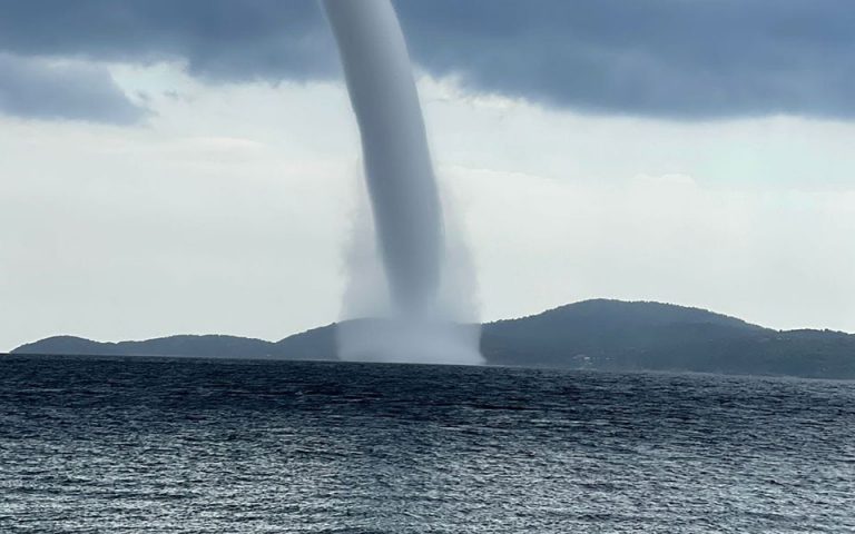 Mύκονος: Πλημμύρες και υδροστρόβιλος στο νησί των ανέμων (βίντεο)