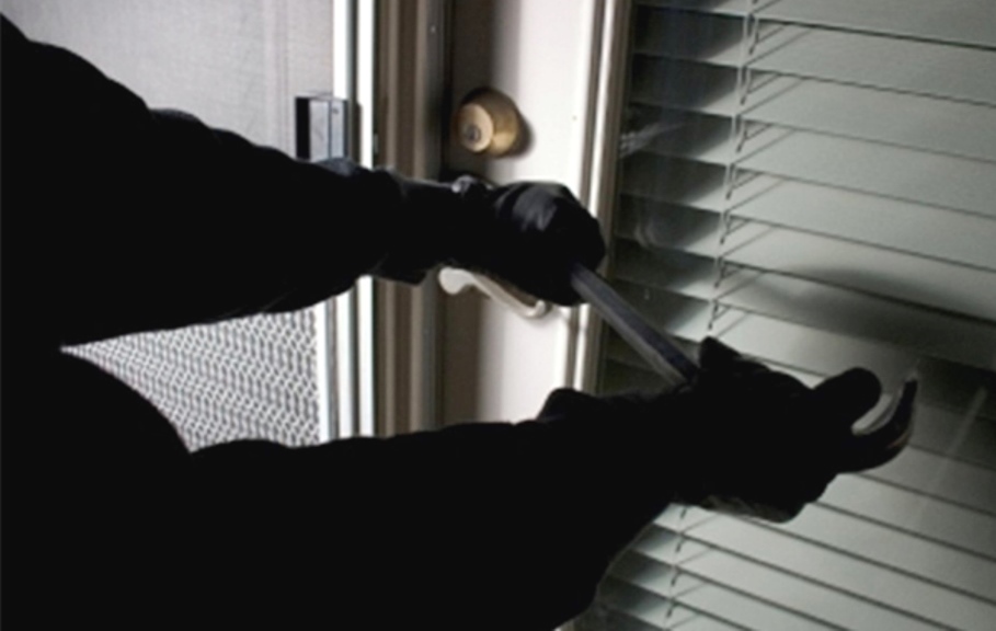 Θήβα: Τρόμος για δύο παιδιά – Οι κλέφτες «μπούκαραν» ενώ βρίσκονταν μέσα στο σπίτι