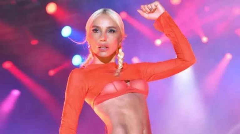 Τουρκία: Συνελήφθη η τραγουδίστρια Gulsen για «υποκίνηση μίσους» (φωτό)