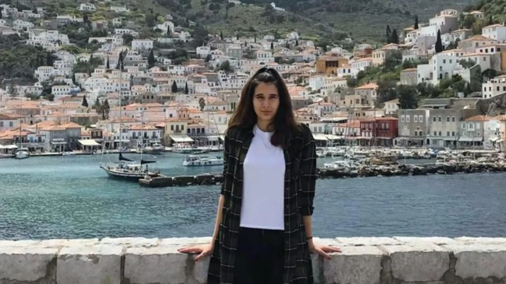 Πολεμικό Ναυτικό: Θρήνος για τον αιφνίδιο θάνατο της 19χρονης δοκίμου από τη Λάρισα