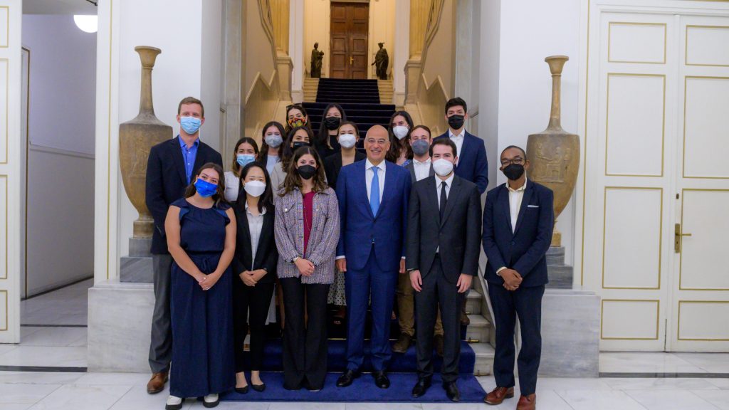 Νίκος Δένδιας: Συναντήθηκε με φοιτητές του Χάρβαρντ – Τους έδειξε χάρτη των τουρκικών προκλήσεων