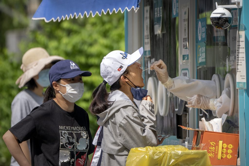Κίνα: Εκατομμύρια πολίτες στήθηκαν σε ουρές για να υποβληθούν σε τεστ κορωνοϊού εν μέσω καύσωνα