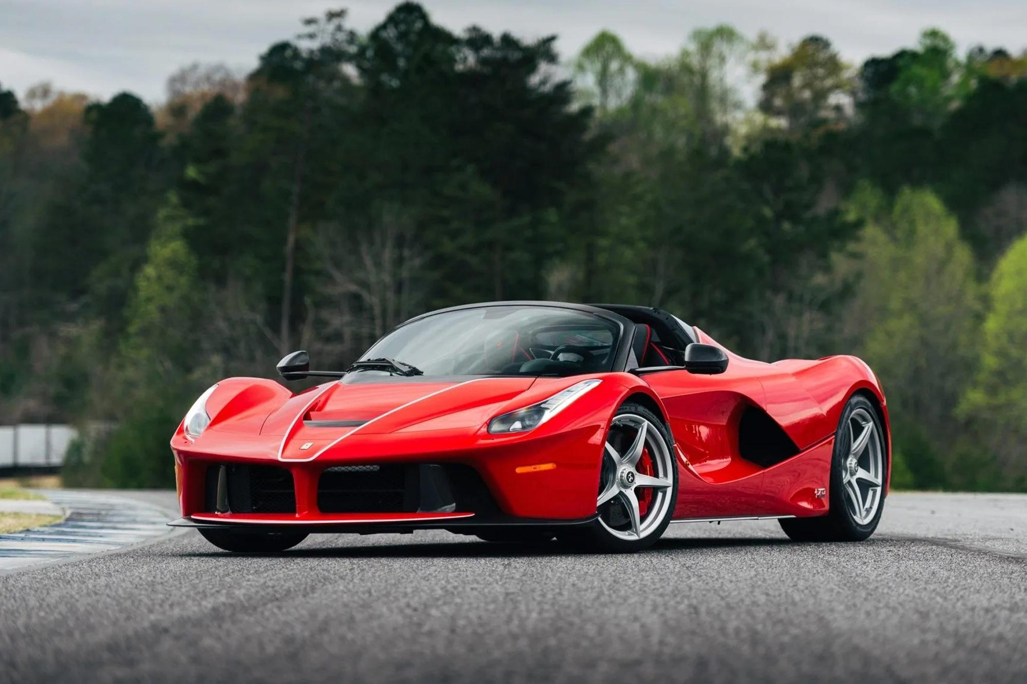 Μονακό: Παρκαδόρος τράκαρε μια LaFerrari αξίας 3 εκατομμυρίων ευρώ σε σταθμευμένα μηχανάκια (βίντεο)