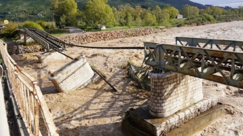 Εύηνος: Οι βροχές διέλυσαν το πρόχειρο πέρασμα – Ξανά σε απόγνωση οι κάτοικοι