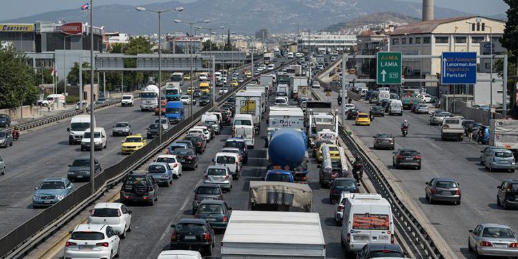 Καθυστερήσεις λόγω τροχαίου στον Κηφισό στο ύψος της Γέφυρας Καλυφτάκη – Σύγκρουση φορτηγού με ΙΧ