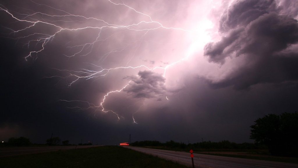 Μήνυμα από το 112 σε βόρεια και κεντρική Ελλάδα για ισχυρές βροχές και καταιγίδες