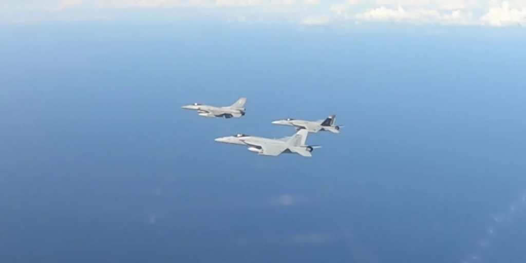 Ελληνικά F-16 μαζί με αμερικανικά F-18 του αεροπλανοφόρου Harry Truman στους ουρανούς του Αιγαίου (φωτό)